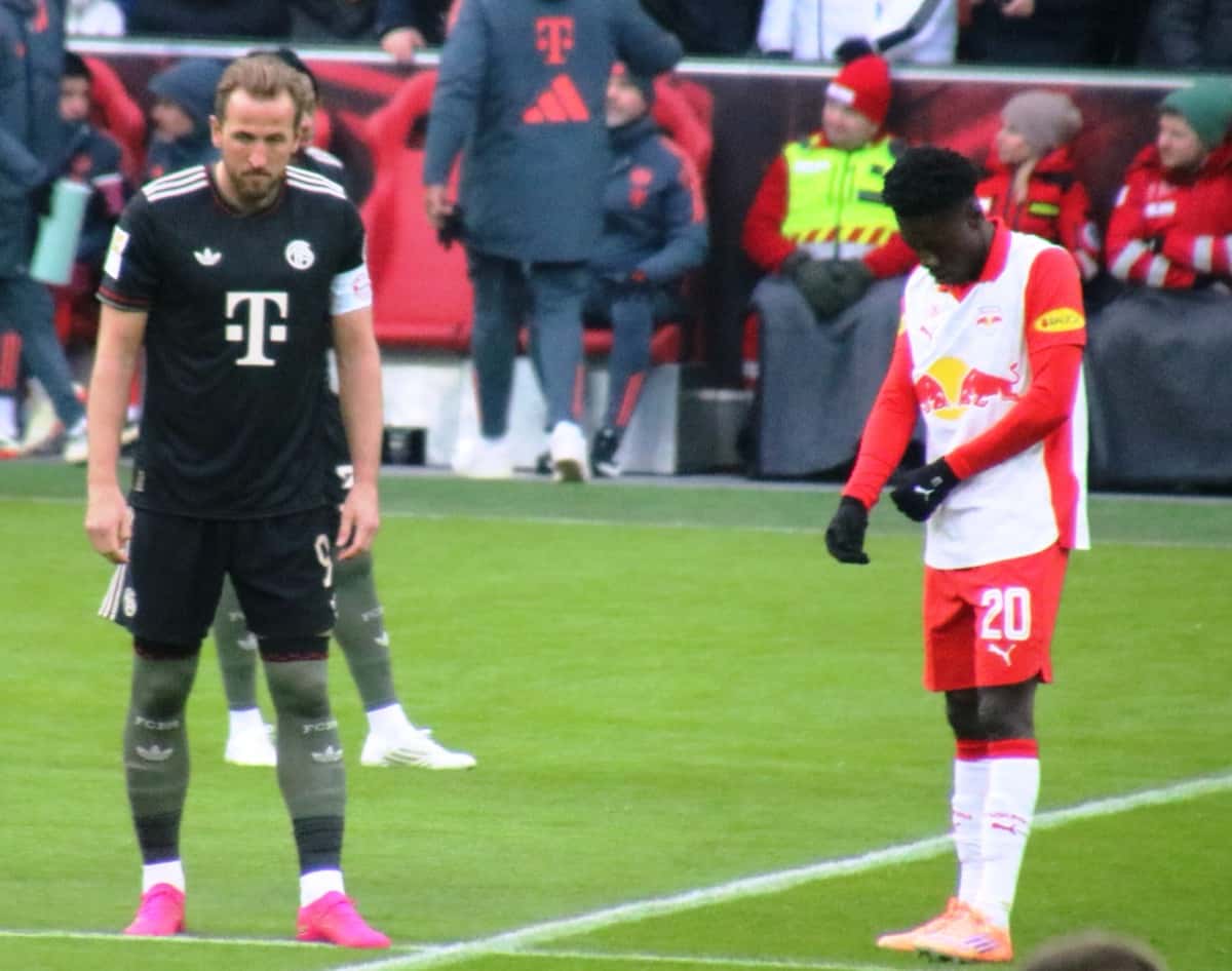 Harry Kane, con la camiseta negra de Bayern Múnich, espera la reanudación junto a un jugador de Salzburgo en un amistoso. Foto de archivo de enero de 2026