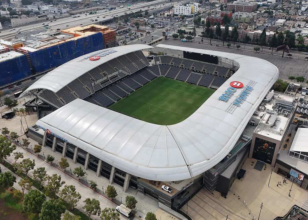 Vista aérea del BMO Stadium, en Los Ángeles, con su techo blanco, el campo de juego y las calles que lo rodean; foto de archivo de 2025 (foto: Quintin Soloviev, Wikimedia Commons, licencia CC BY 4.0)