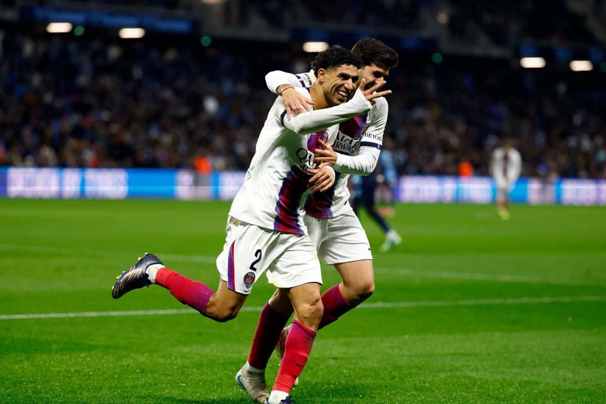 Achraf Hakimi, con la camiseta blanca del PSG y el número 2, festeja uno de sus tres goles con tres dedos en alto mientras un compañero lo abraza por la espalda, en el 5-1 al Le Havre del viernes 30 de octubre de 2026 (foto: prensa Paris Saint-Germain)