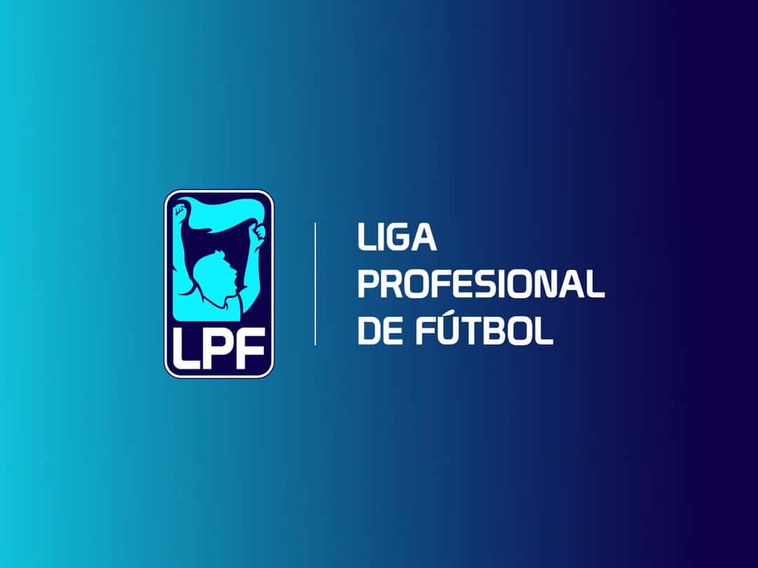 El logo de la Liga Profesional de Fútbol, con la sigla LPF en blanco sobre un escudo celeste, en una placa con fondo degradé de celeste a azul oscuro (imagen: prensa Liga Profesional)