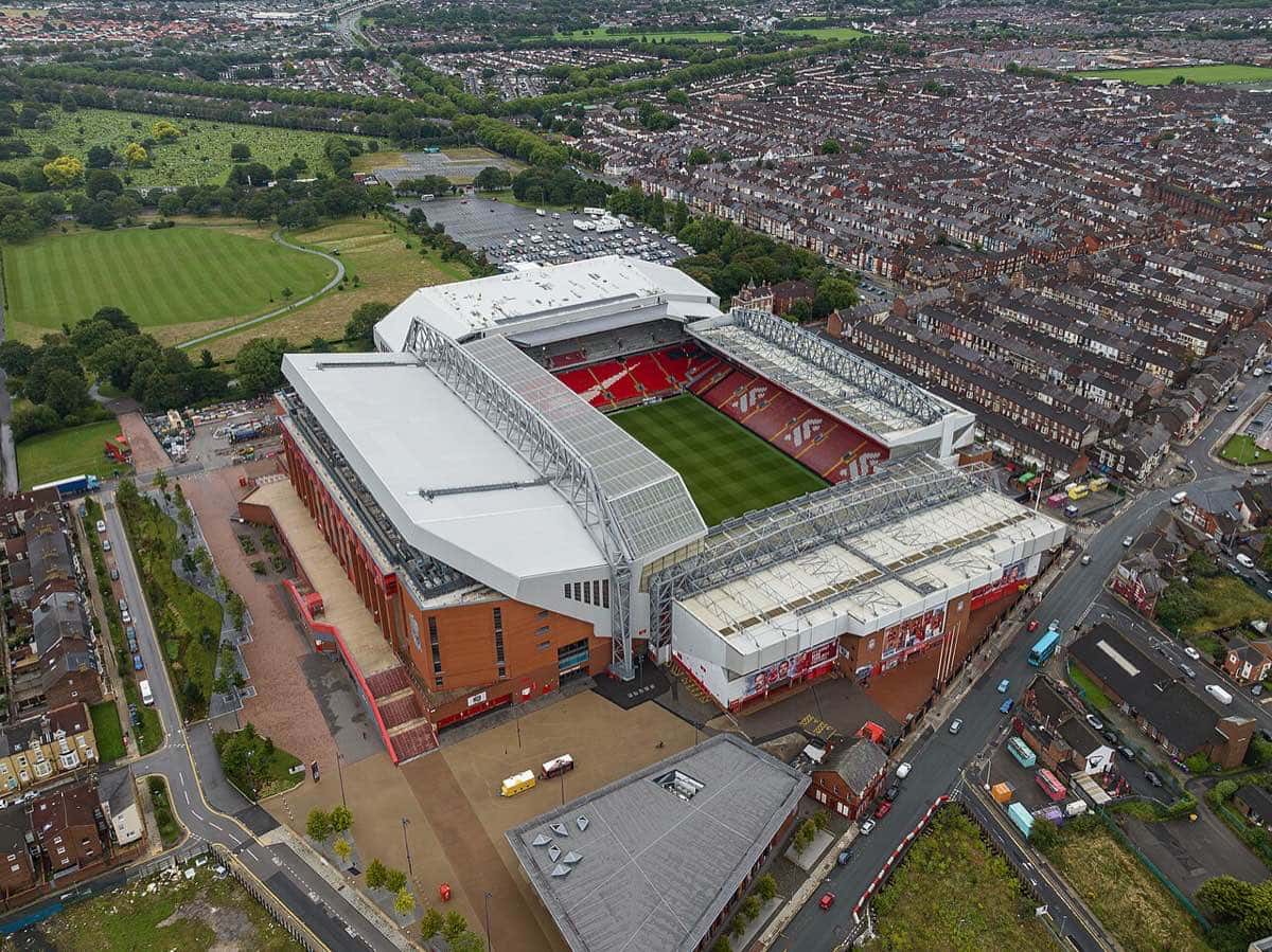 Vista aérea de Anfield, el estadio del Liverpool, con la cancha a la vista y el barrio de casas de ladrillo alrededor; foto de archivo de julio de 2023 (foto: Arne Müseler, Wikimedia Commons, licencia CC BY-SA 2.0)