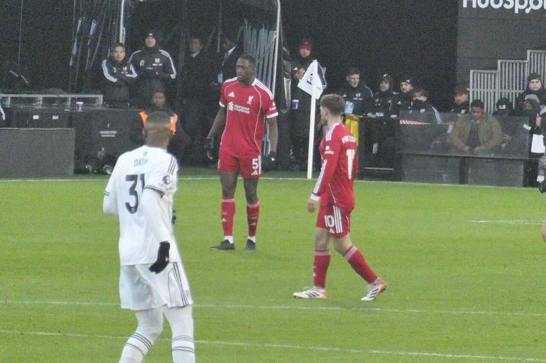 Alexis Mac Allister, con la camiseta roja número 10 del Liverpool, camina por la cancha durante un partido ante el Fulham; foto de archivo de enero de 2026 (foto: Timmy96, Wikimedia Commons, dominio público, CC0)