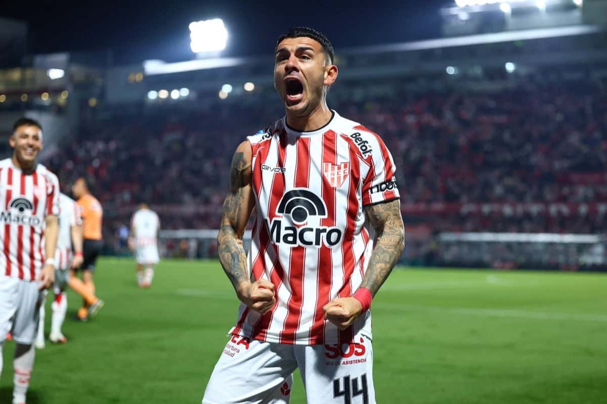 Un jugador de Instituto grita un gol con la camiseta albirroja durante un partido del Torneo Clausura 2026