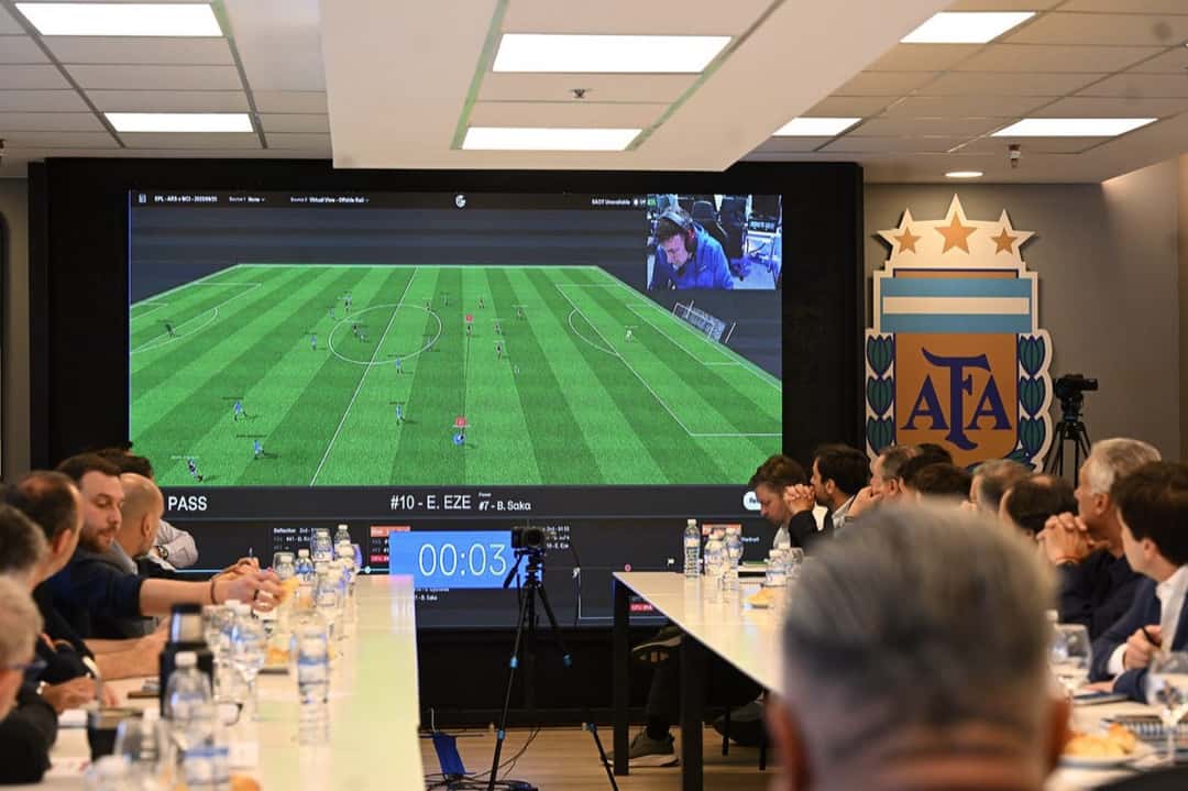 Pantalla con una jugada del fútbol argentino reconstruida por el sistema de VAR semiautomático, con un contador de tiempo, frente a los dirigentes de los clubes y el escudo de la AFA, en la reunión del Comité Ejecutivo del jueves 29 de octubre de 2026 (foto: prensa Liga Profesional de Fútbol)