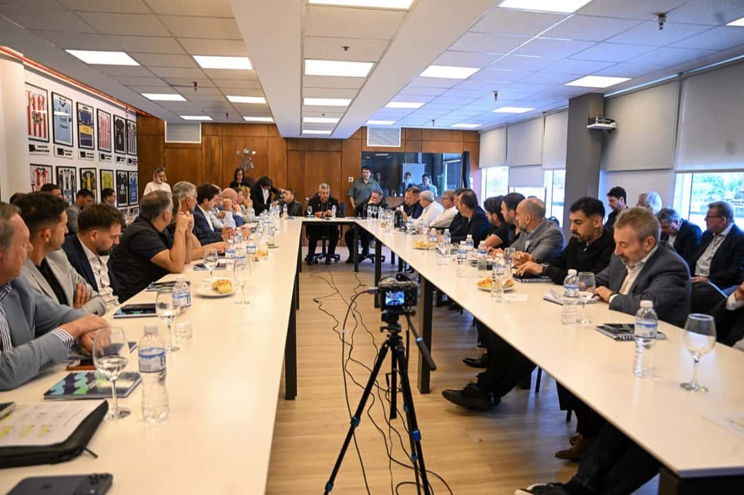 Los dirigentes de los 30 clubes de la Liga Profesional, sentados a lo largo de dos mesas largas, en la reunión del Comité Ejecutivo del jueves 29 de octubre de 2026 (foto: prensa Liga Profesional de Fútbol)