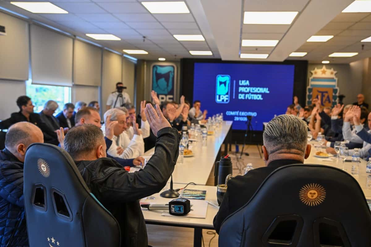 Dirigentes de los clubes aplauden en la reunión del Comité Ejecutivo de la Liga Profesional, con una pantalla que muestra el logo de la LPF y el escudo de la AFA de fondo, el jueves 29 de octubre de 2026 (foto: prensa Liga Profesional de Fútbol)