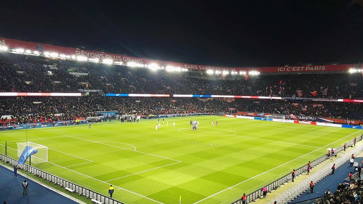 El Parque de los Príncipes, estadio del PSG, de noche y con las tribunas llenas durante un partido de la Ligue 1; foto de archivo de 2018 (foto: Kilyac, Wikimedia Commons, licencia CC BY-SA 4.0)