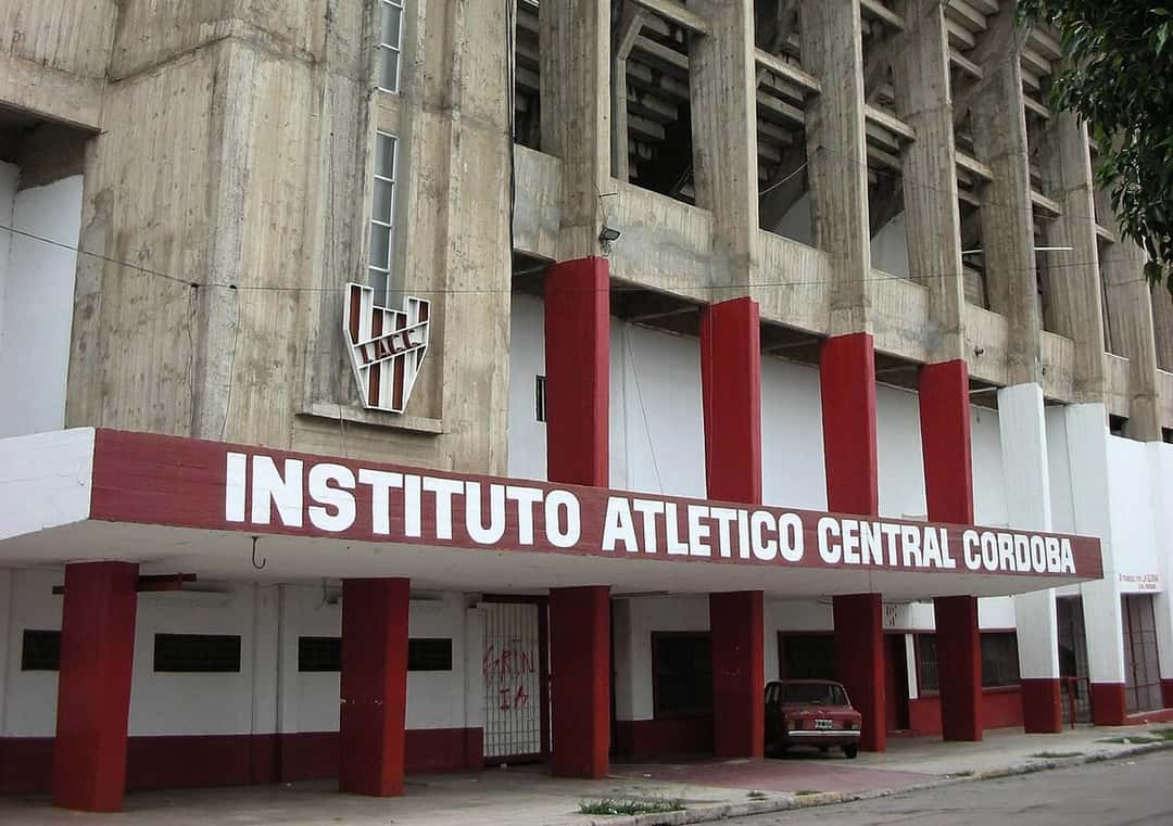 La entrada del estadio de Instituto, en Alta Córdoba, con el escudo del club y el nombre «Instituto Atlético Central Córdoba» sobre la fachada; foto de archivo de 2007 (foto: Javier Zengaro, Wikimedia Commons, licencia CC BY-SA 4.0)