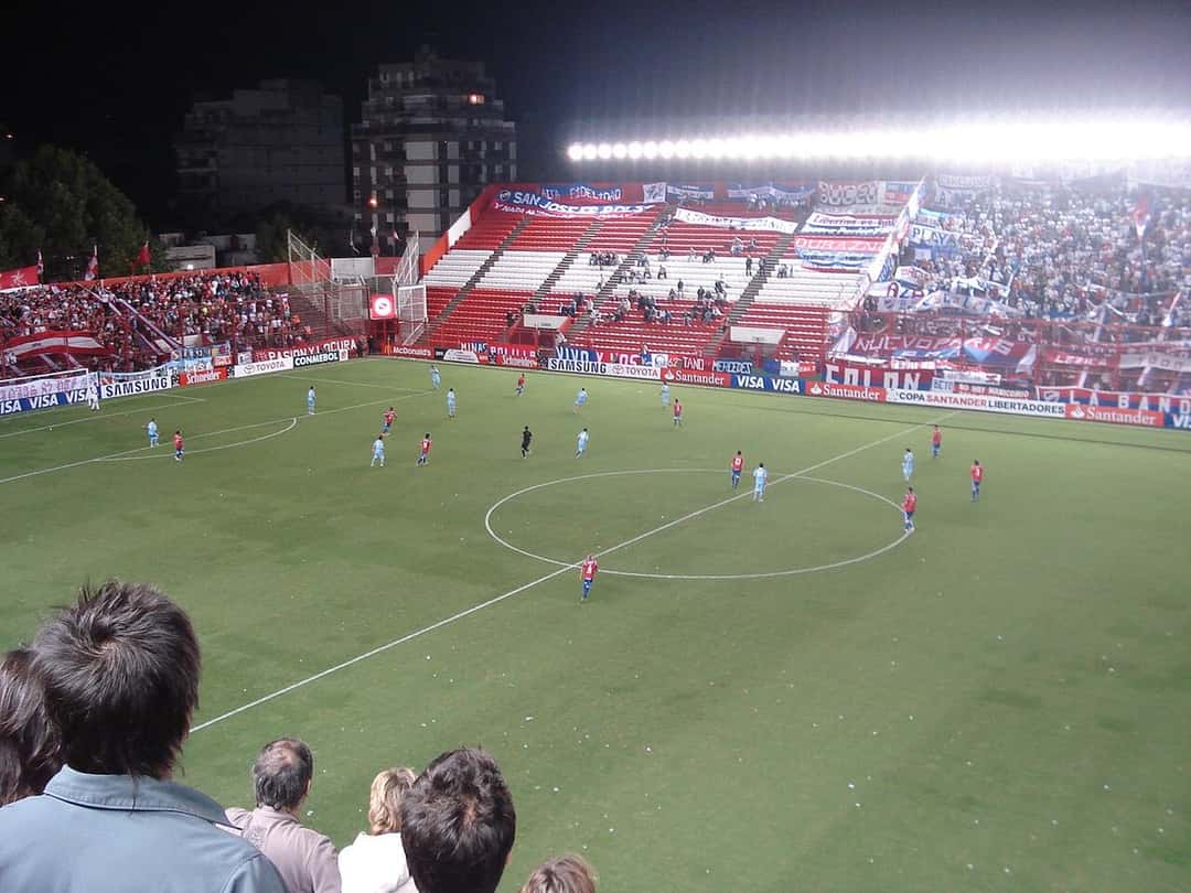 El estadio Diego Armando Maradona, de Argentinos Juniors, de noche, con las tribunas llenas durante un partido nocturno; foto de archivo de 2011 (foto: yonolatengo, Flickr, vía Wikimedia Commons, licencia CC BY 2.0)