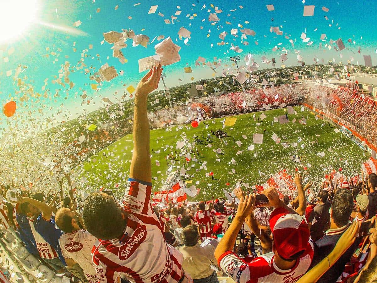 Hinchas de Unión festejan con papelitos en las tribunas del estadio 15 de Abril, en Santa Fe, durante un clásico santafesino; foto de archivo de 2017 (foto: TitiNicola, Wikimedia Commons, licencia CC BY-SA 4.0)