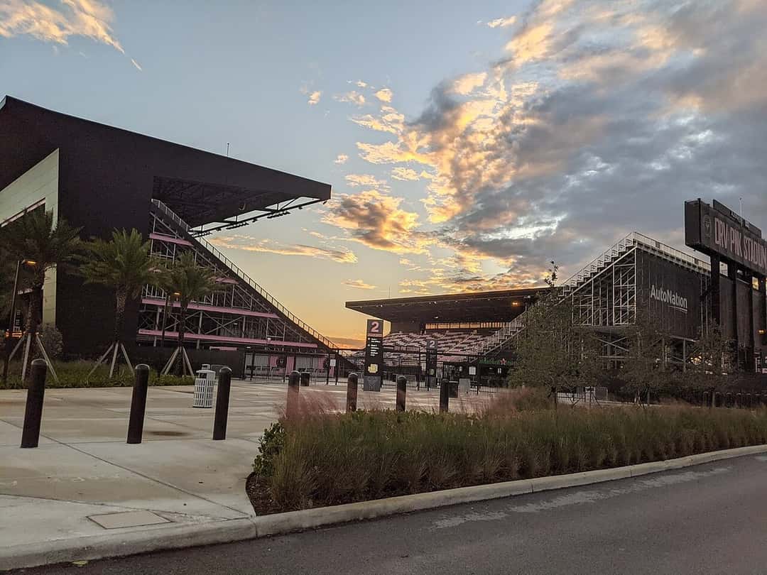 El estadio de Inter Miami en Fort Lauderdale al atardecer, con las tribunas vacías y el cartel del estadio; foto de archivo de 2021 (foto: elisfkc2, Flickr, vía Wikimedia Commons, licencia CC BY-SA 2.0)