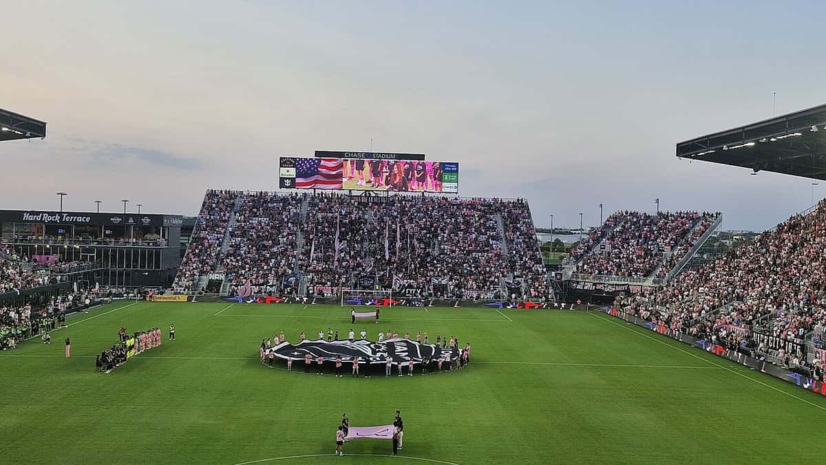 El estadio de Inter Miami en Fort Lauderdale, con las tribunas llenas y los equipos formados en el campo antes de un partido de la MLS; foto de archivo de 2024 (foto: Erik Cleves Kristensen, Wikimedia Commons, licencia CC BY 2.0)
