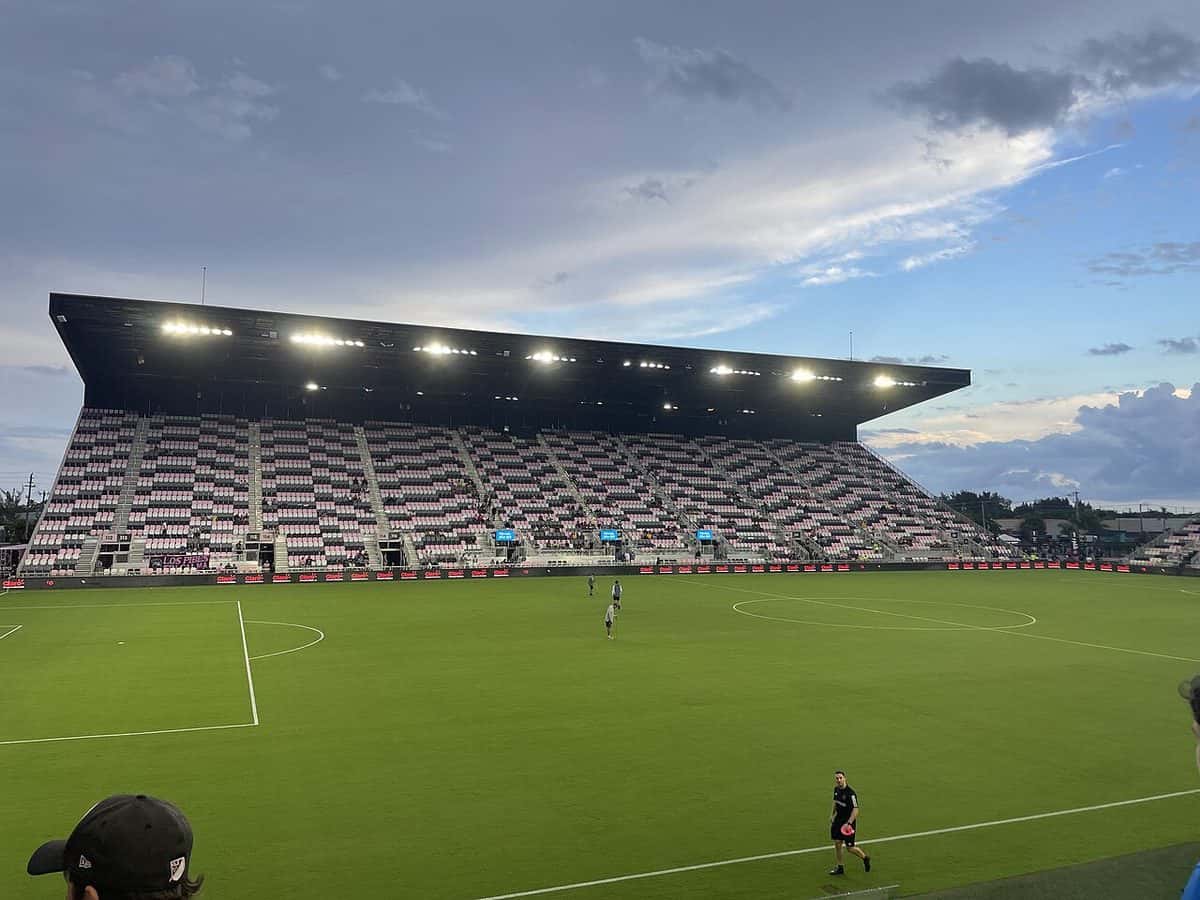 La cancha y la tribuna principal del estadio de Inter Miami en Fort Lauderdale, con las luces encendidas al atardecer; foto de archivo de mayo de 2023 (foto: CubanoBoi, Wikimedia Commons, dominio público CC0)