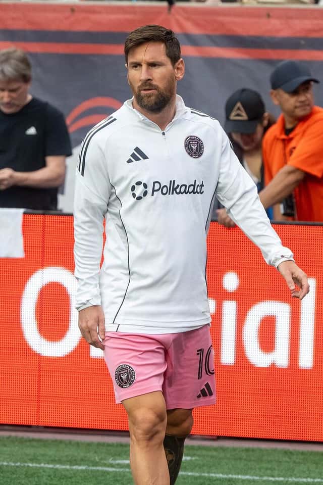Lionel Messi, con un buzo blanco de entrenamiento de Inter Miami y el short rosa con el número 10, antes de un partido de la MLS; foto de archivo de julio de 2025 (foto: Bryan Berlin, Wikimedia Commons, licencia CC BY-SA 4.0)