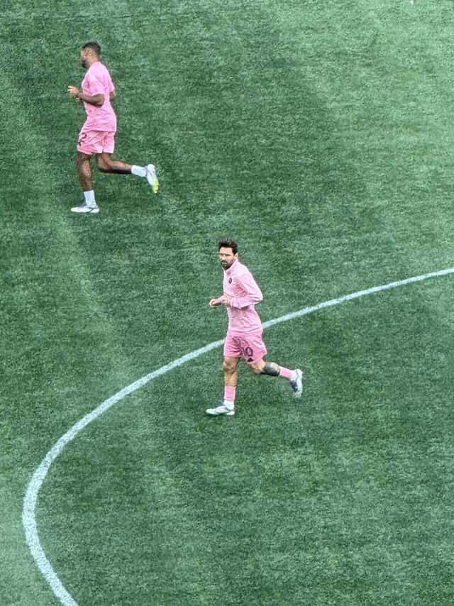 Lionel Messi, con la ropa rosa de Inter Miami, en la entrada en calor de la final de la Leagues Cup; foto de archivo de agosto de 2025 (foto: Barcaforever69, Wikimedia Commons, dominio público CC0)