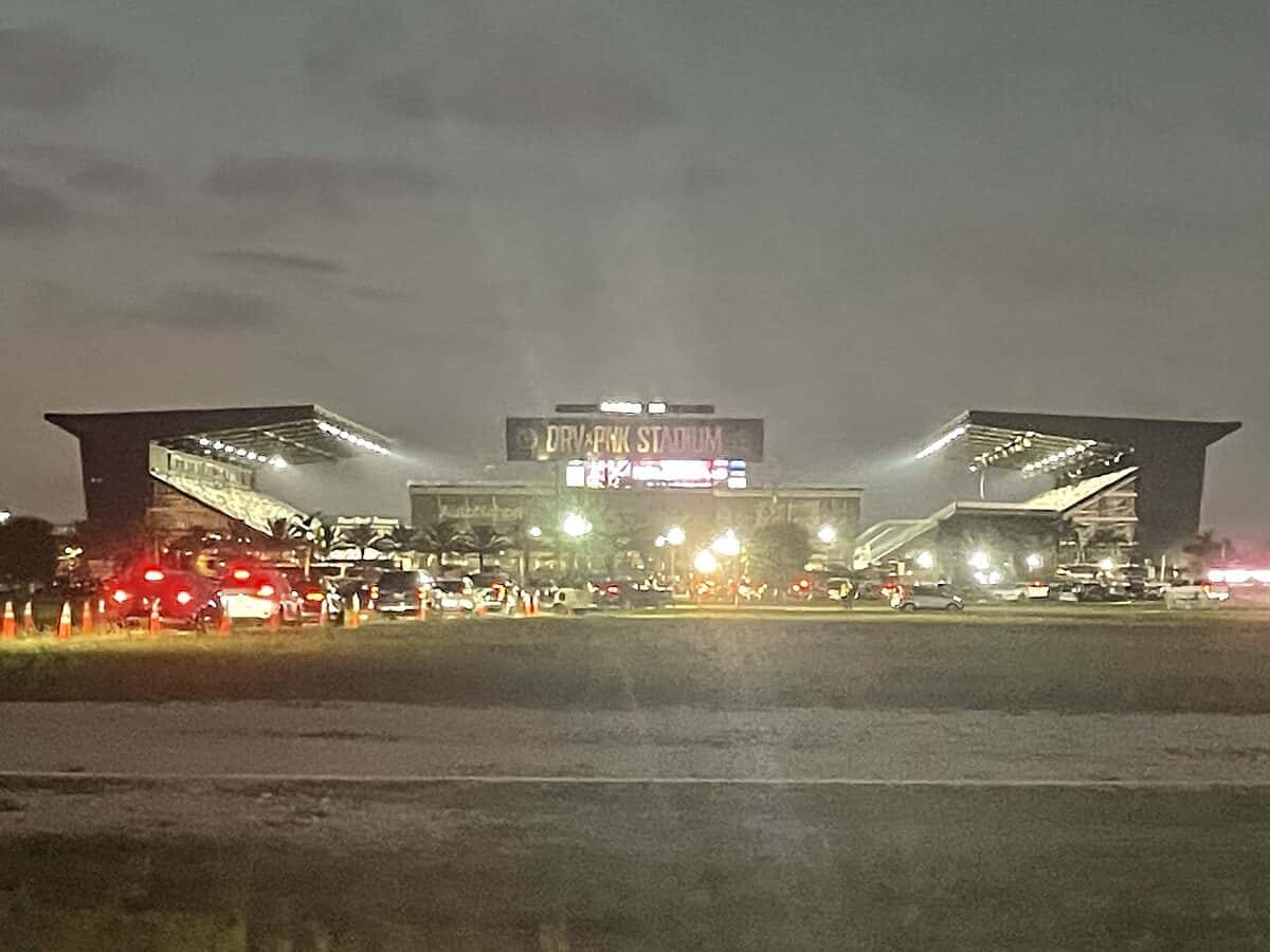 El estadio de Inter Miami en Fort Lauderdale de noche, con las luces encendidas y el cartel iluminado; foto de archivo de 2023 (foto: Cuban Boy, Wikimedia Commons, dominio público CC0)