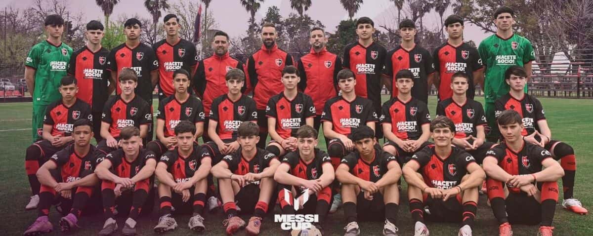 El plantel Sub-16 de Newell's, con la camiseta rojinegra, posa para la foto oficial de la Messi Cup 2026 junto al cuerpo técnico (foto: prensa oficial de Newell's Old Boys)