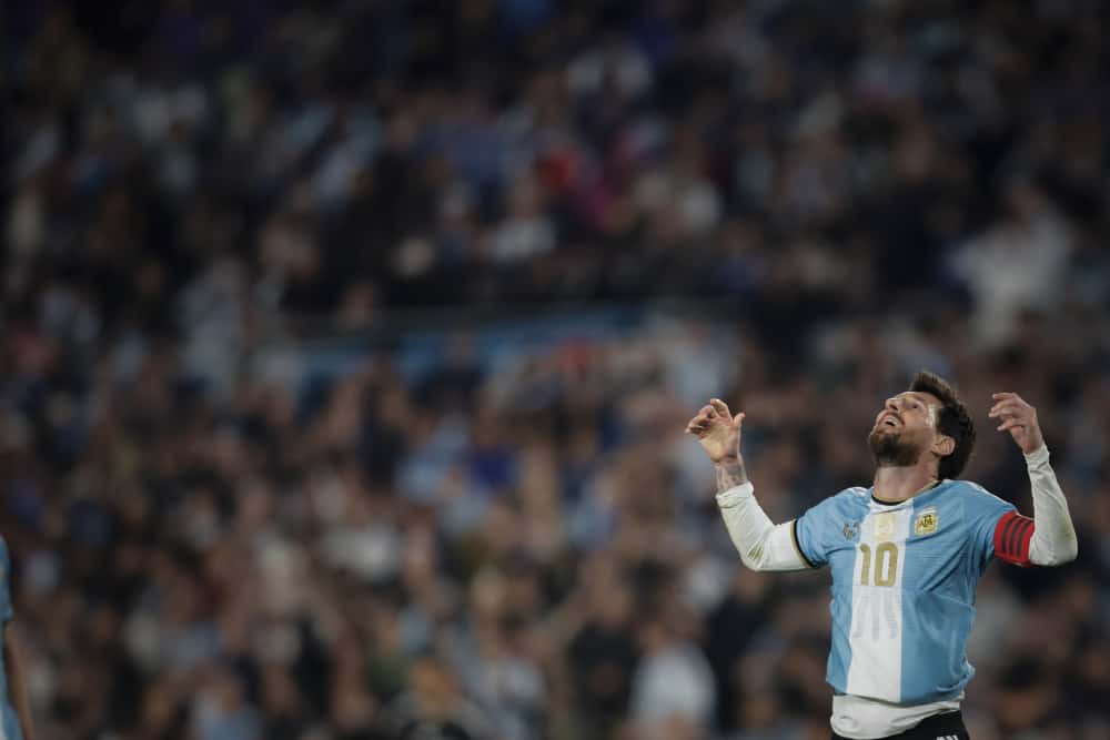 Lionel Messi, con la camiseta 10 y la cinta de capitán, mira hacia el cielo con los brazos abiertos ante las tribunas llenas del Monumental en su último partido con la Selección Argentina, ante Benín (foto: prensa oficial de la AFA)