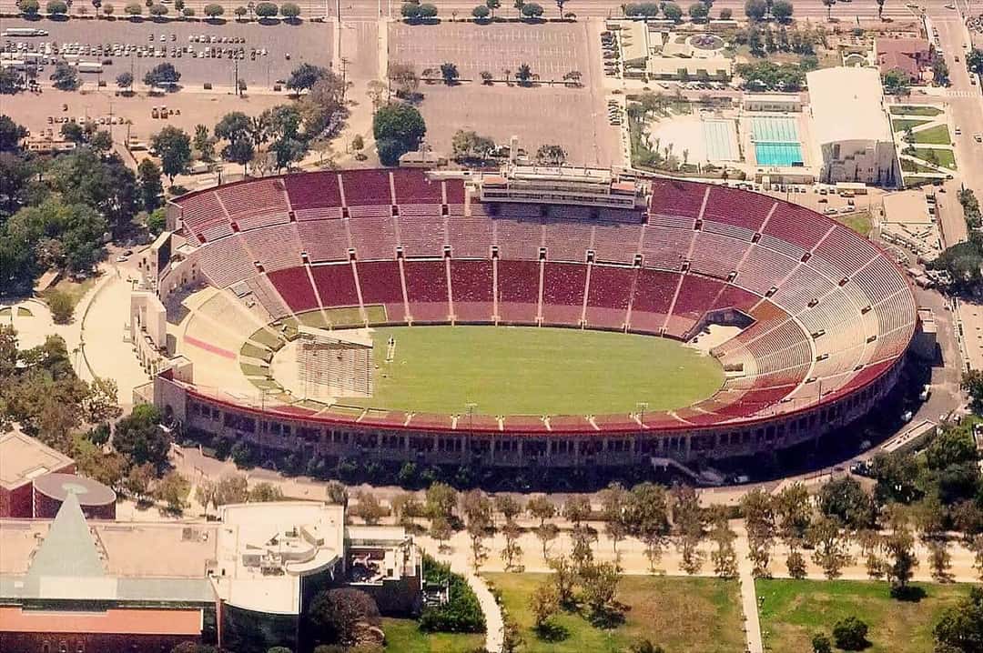 El Los Angeles Memorial Coliseum visto desde el aire, con sus tribunas rojas y el campo de juego. Foto de archivo de 2010 (foto: Ron Reiring, Wikimedia Commons, licencia CC BY 2.0)