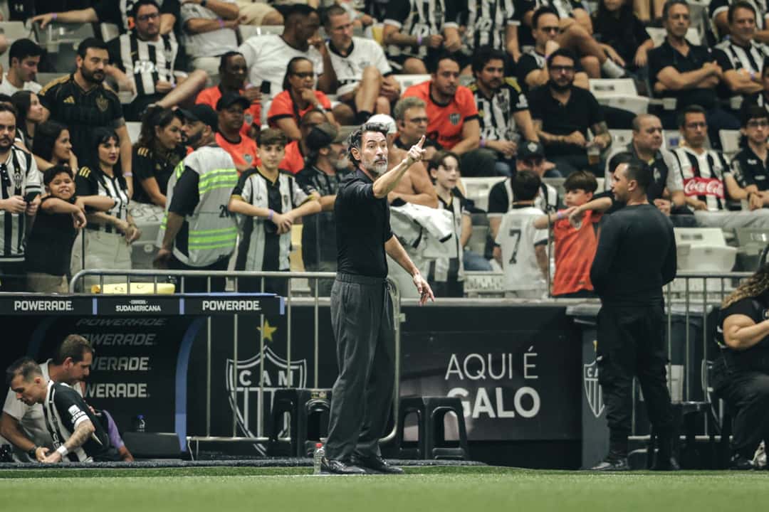Eduardo Domínguez, técnico de Atlético Mineiro, vestido de negro, señala con el dedo índice junto a la línea de cal durante el partido ante Montevideo City Torque, con la tribuna de la Arena MRV llena detrás (foto: Pedro Souza / prensa oficial de Atlético Mineiro)