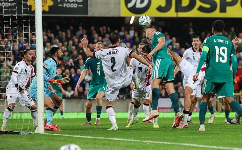 Jugadores de Irlanda del Norte, de verde, y de Georgia, de blanco, saltan a cabecear dentro del área georgiana en Windsor Park durante el 0-0 del lunes 5 de octubre. Foto difundida por la Irish FA