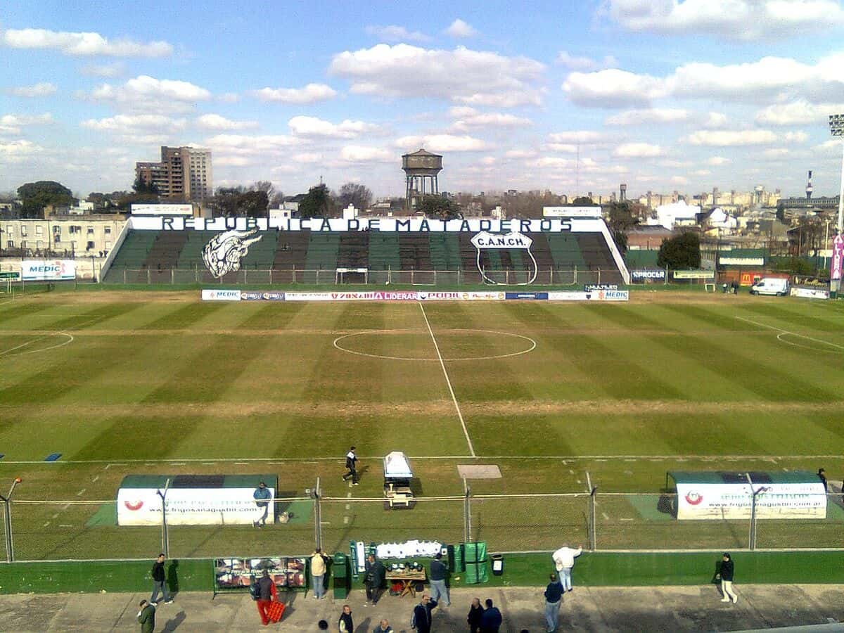 La cancha del estadio República de Mataderos, de Nueva Chicago, con la tribuna verde y negra que lleva el nombre del estadio al fondo; foto de archivo (foto: Herjherrera, Wikimedia Commons, dominio público)