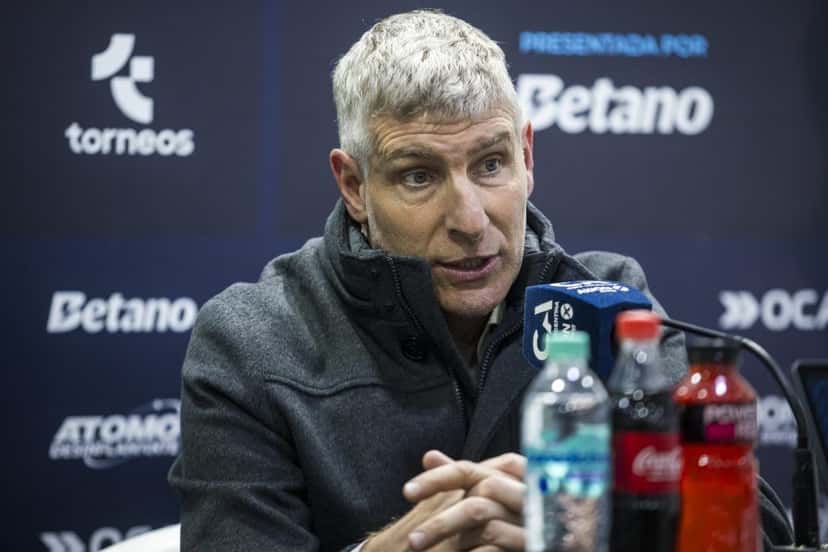 Martín Palermo, entrenador de Platense, con campera gris, habla en una conferencia de prensa de la Copa Argentina; foto de archivo de octubre de 2026 (foto: prensa Club Atlético Platense)