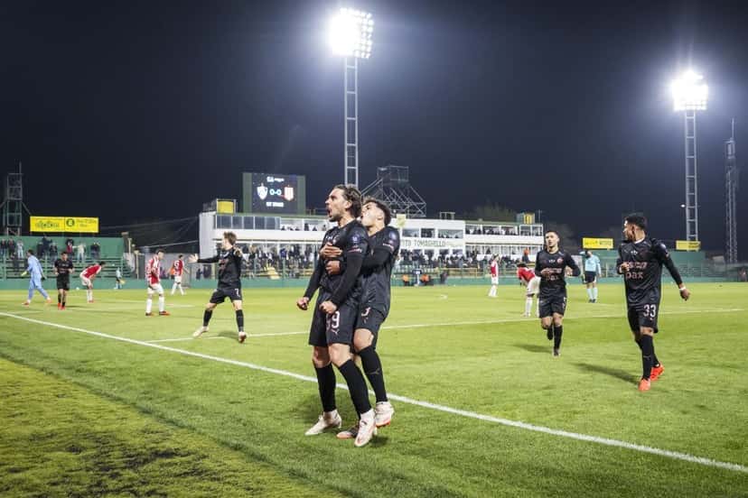 Jugadores de Platense, con la camiseta negra, festejan un gol en el partido de cuartos de final de la Copa Argentina ante Estudiantes; foto de archivo del 1 de octubre de 2026 (foto: prensa Club Atlético Platense)