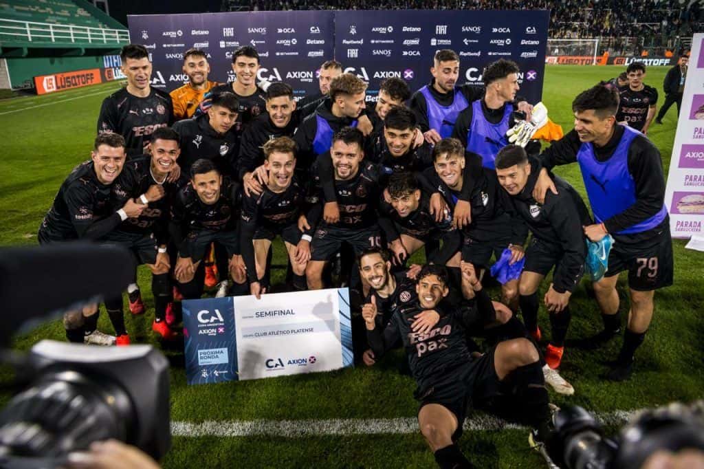 El plantel de Platense, con la camiseta negra, posa en la cancha y festeja después de clasificarse a la semifinal de la Copa Argentina ante Estudiantes; foto de archivo del 1 de octubre de 2026 (foto: prensa Club Atlético Platense)