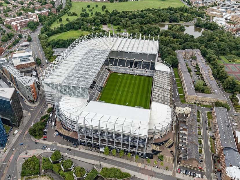 Vista aérea de St James' Park, el estadio de Newcastle United, con la tribuna alta y el parque detrás; foto de archivo de agosto de 2023 (foto: Arne Müseler, Wikimedia Commons, licencia CC BY-SA 3.0 DE)
