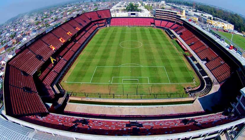 El estadio Brigadier López, de Colón, visto desde un drone, con sus tribunas rojas y negras alrededor de la cancha; foto de archivo de 2015 (foto: HighViewDrone, Wikimedia Commons, licencia CC BY-SA 4.0)