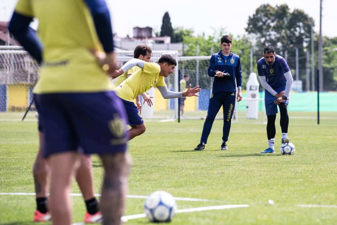 Los jugadores de Atlanta entrenan en el predio del club: uno se prepara para patear un tiro libre mientras otros miran, con el arco de fondo; foto del 23 de octubre de 2026 (foto: prensa oficial de Atlanta)