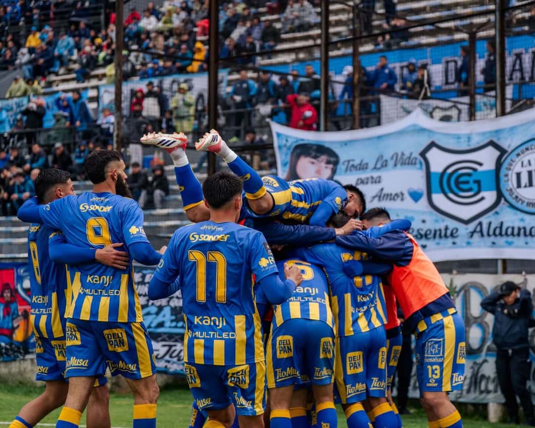 Los jugadores de Atlanta, con la camiseta azul y amarilla, se abrazan para festejar un gol en la cancha de Gimnasia de Jujuy, con la tribuna local de fondo; foto de archivo del 25 de octubre de 2026 (foto: prensa oficial de Atlanta)