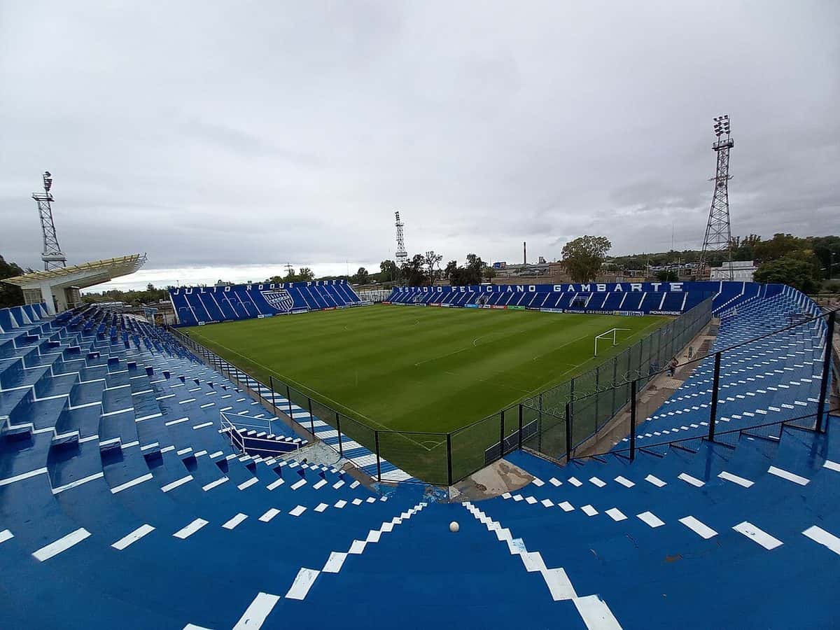 El estadio Feliciano Gambarte, de Godoy Cruz, con sus tribunas azules y blancas vacías y la cancha de césped, en Mendoza; foto de archivo de abril de 2021 (foto: Feliciano 1921, Wikimedia Commons, licencia CC BY 4.0)