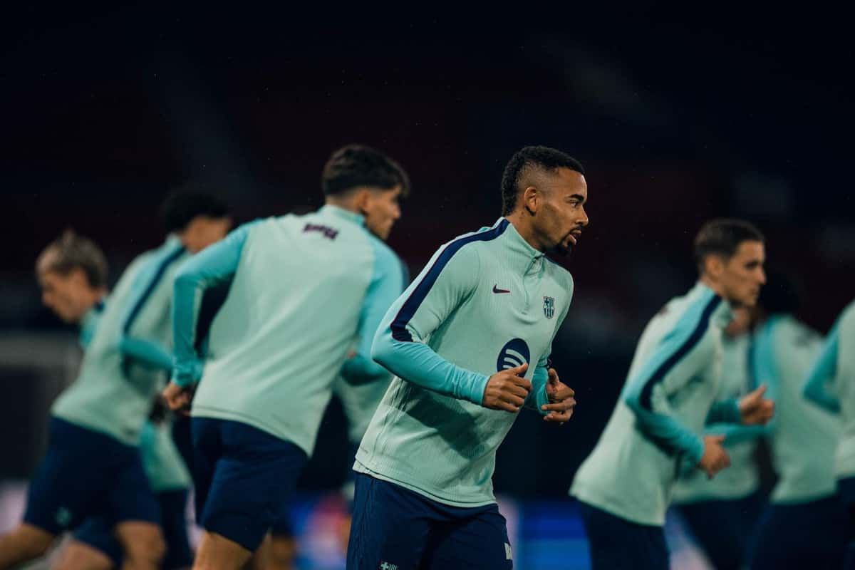 Jugadores del Barcelona, con buzos celestes de entrenamiento, trotan en el Parque de los Príncipes durante la práctica de la noche previa al partido con el PSG, el lunes 19 de octubre (foto: FC Barcelona)
