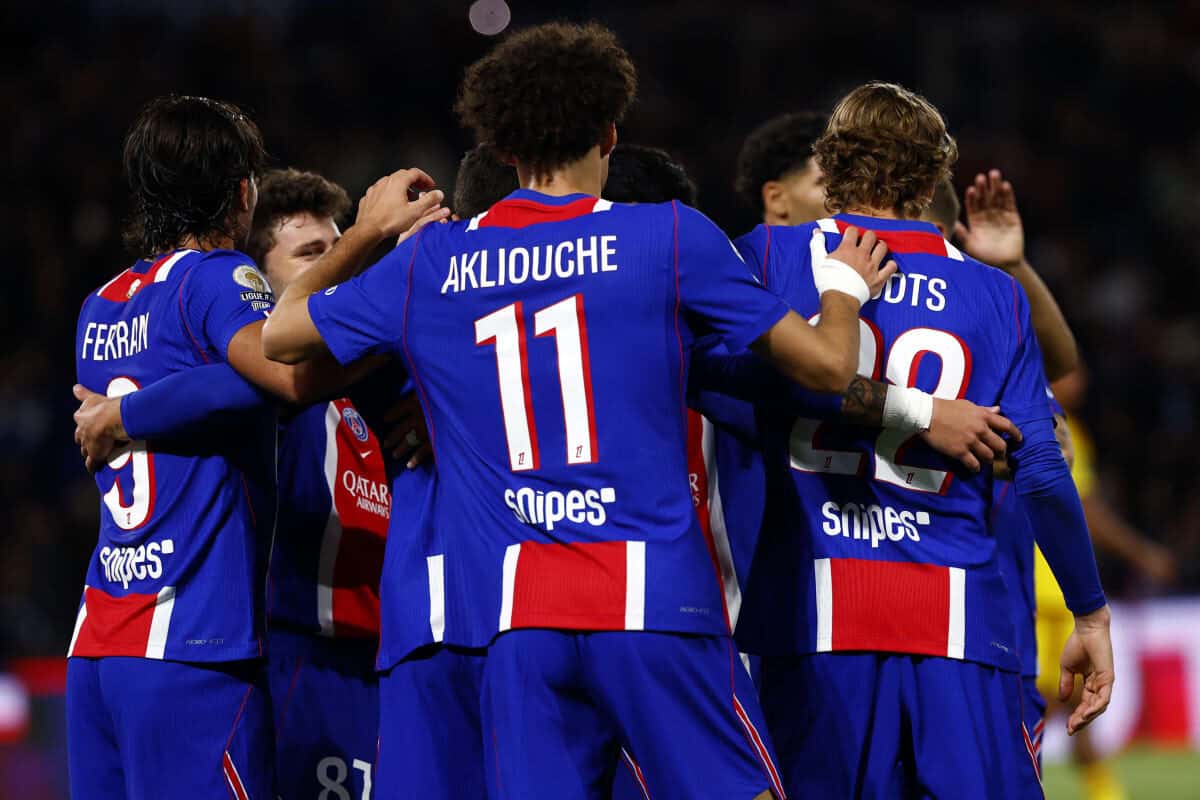 Jugadores del PSG, con la camiseta azul y roja de la temporada 2026-27, se abrazan para festejar un gol en el Parque de los Príncipes; foto de archivo (foto: Paris Saint-Germain)