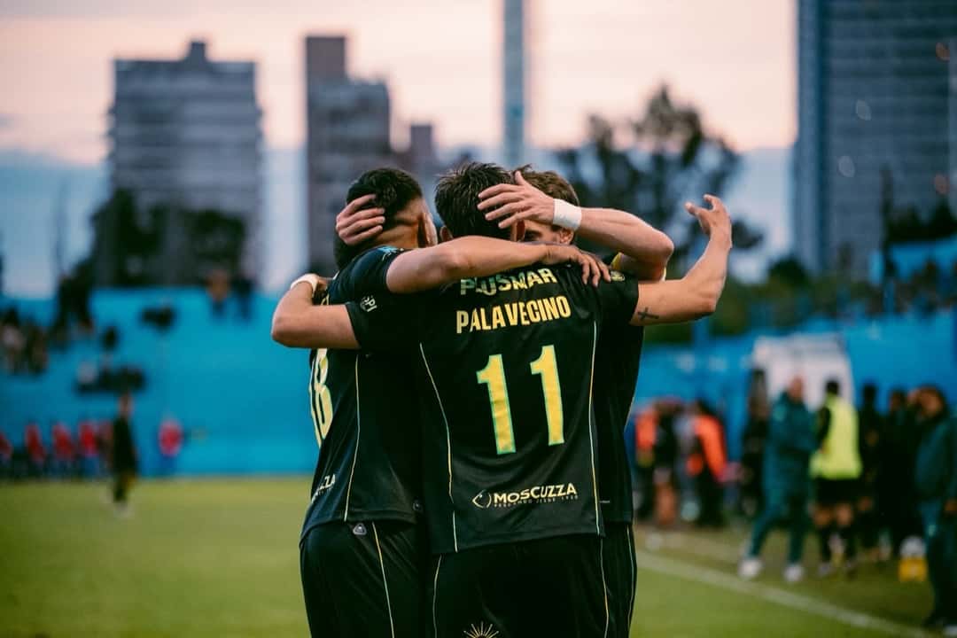 Jugadores de Aldosivi, con la camiseta negra, se abrazan para festejar un gol, entre ellos Blas Palavecino con el número 11; foto de archivo de octubre de 2026 (foto: prensa Liga Profesional de Fútbol)
