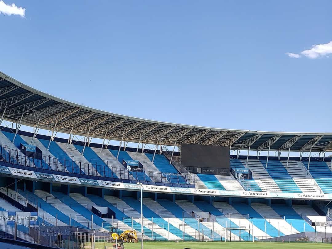 El Cilindro de Avellaneda, con sus tribunas pintadas de celeste y blanco y el techo sobre la platea, de día y sin público (foto: RDPFLAME / Wikimedia Commons, CC BY-SA 2.0)