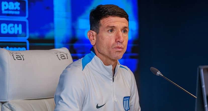 Sebastián Romero, entrenador de Racing, con el buzo blanco del club, en una conferencia de prensa; foto de archivo (foto: prensa Racing Club)