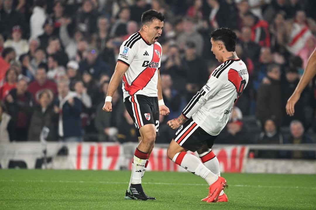 Marcos Acuña, con el 21 de River, y Sebastián Driussi, con el 9, se miran y gritan juntos el 1-0 ante Estudiantes de Río Cuarto en el Monumental (foto: prensa River Plate)