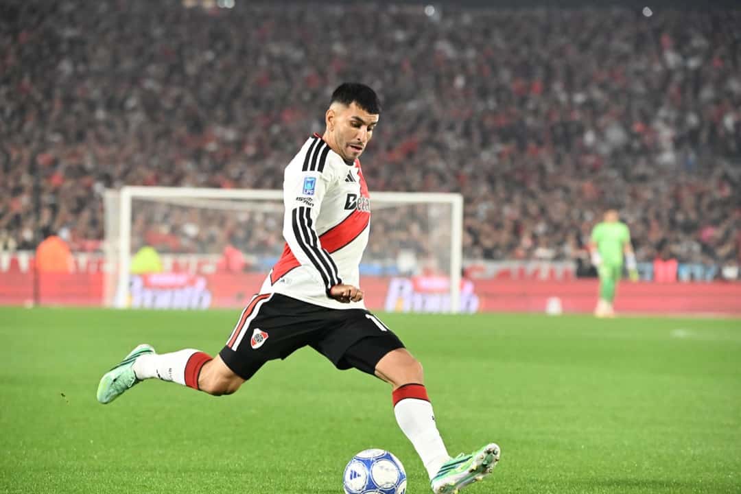 Un jugador de River, con la camiseta de manga larga, se prepara para patear la pelota en el Monumental ante Estudiantes de Río Cuarto, con el arquero visitante de verde al fondo (foto: prensa River Plate)