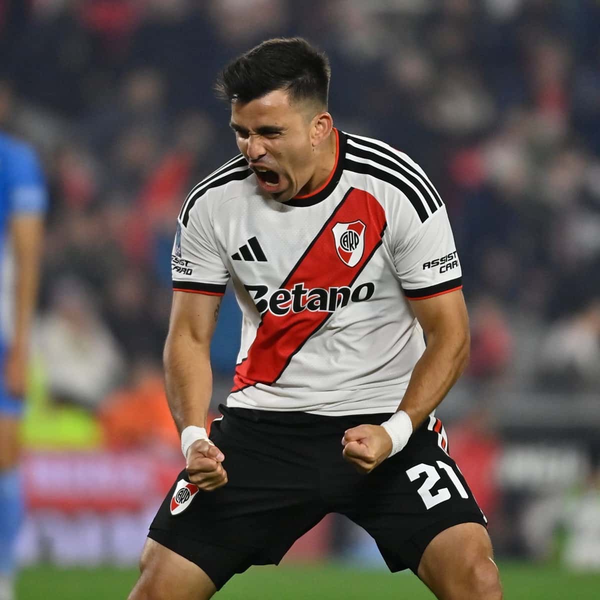 Marcos Acuña grita con los puños cerrados el gol de River ante Estudiantes de Río Cuarto en el Monumental, con la camiseta blanca de la banda roja y el número 21 (foto: prensa River Plate)