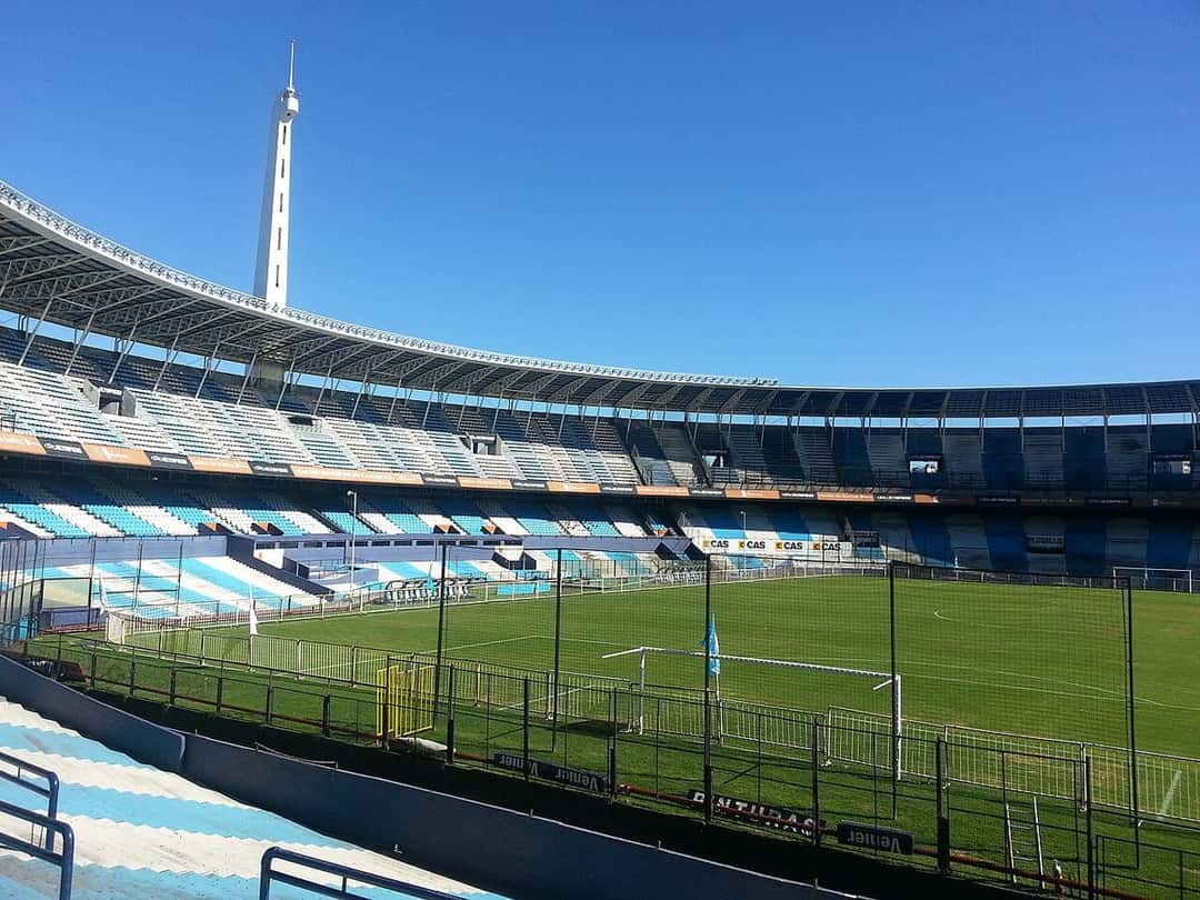 El estadio de Racing, en Avellaneda, con sus tribunas celestes y blancas y la torre de iluminación, bajo un cielo azul; foto de archivo de noviembre de 2013 (foto: Sentencia Gráfica Estudio, Wikimedia Commons, dominio público, CC0)