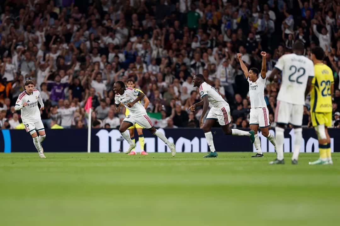 Yan Diomande corre a festejar el 1-0 perseguido por sus compañeros mientras el Bernabéu celebra el gol (foto: Real Madrid C.F.)
