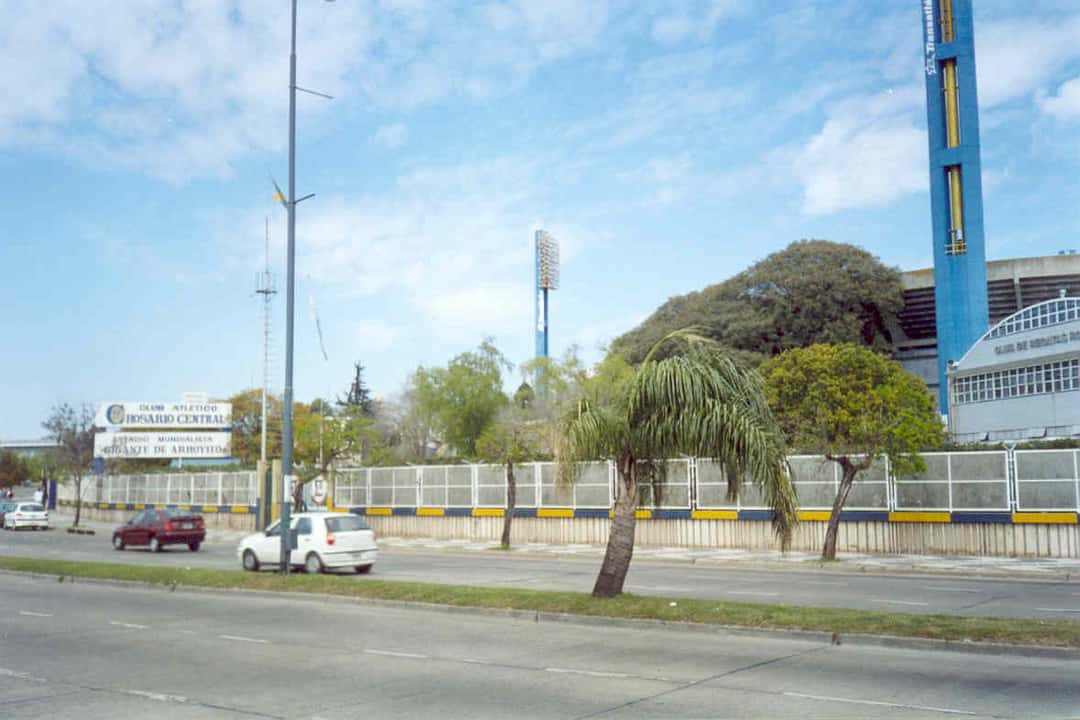 El exterior del Gigante de Arroyito, con una de sus torres azules y amarillas y las palmeras de la avenida delante; foto de archivo de 2005 (foto: Pablo D. Flores, Wikimedia Commons, licencia CC BY-SA 2.5)
