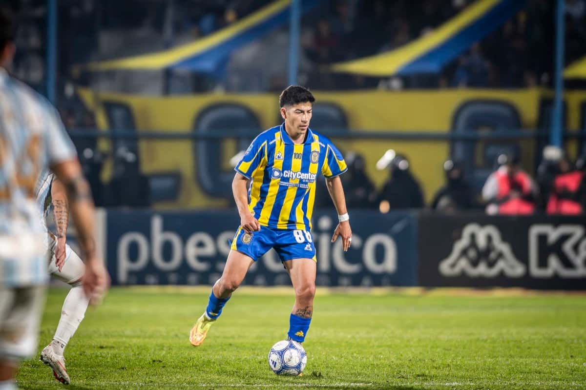 Un jugador de Rosario Central, con la camiseta azul y amarilla, conduce la pelota en el Gigante de Arroyito; foto de archivo de octubre de 2026 (foto: prensa Club Atlético Rosario Central)