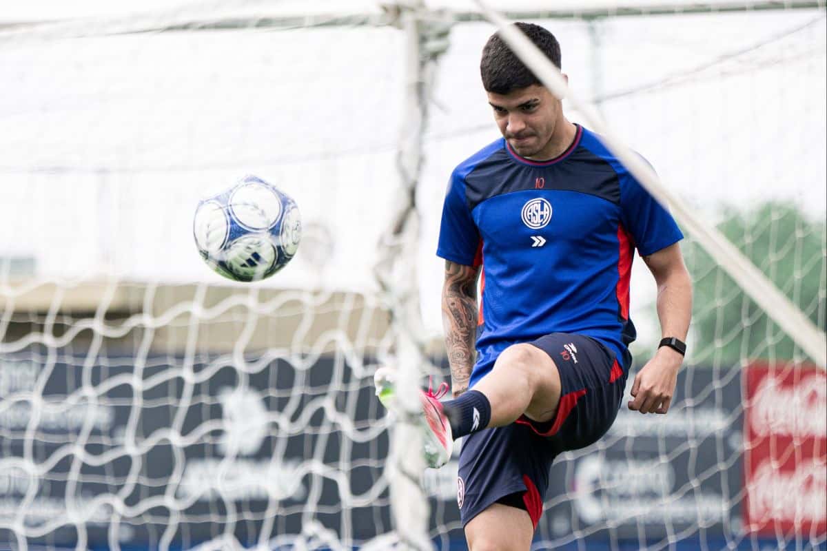 Un jugador de San Lorenzo, con ropa de entrenamiento azul, patea la pelota en la última práctica antes del partido con Newell's (foto: prensa Club Atlético San Lorenzo de Almagro)