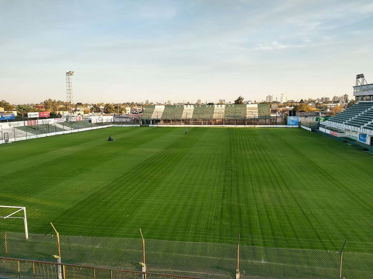 El estadio Juan Pablo Francia, de Sportivo Belgrano, en San Francisco (Córdoba), con el campo de juego vacío y la tribuna con el nombre del club; foto de archivo de 2023 (foto: Tomás Baima, Wikimedia Commons, licencia CC BY-SA 4.0)