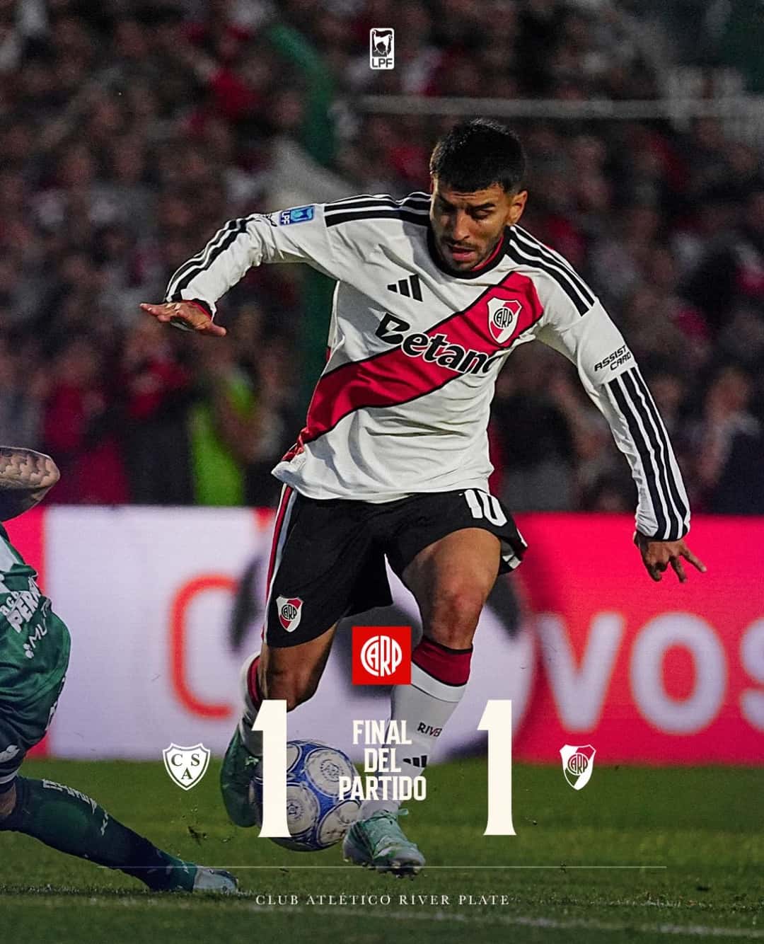 Placa oficial de River con el resultado final, Sarmiento 1 - River 1, sobre una foto de un jugador del Millonario con la camiseta número 10 que conduce la pelota en el estadio Eva Perón (foto: prensa River Plate)