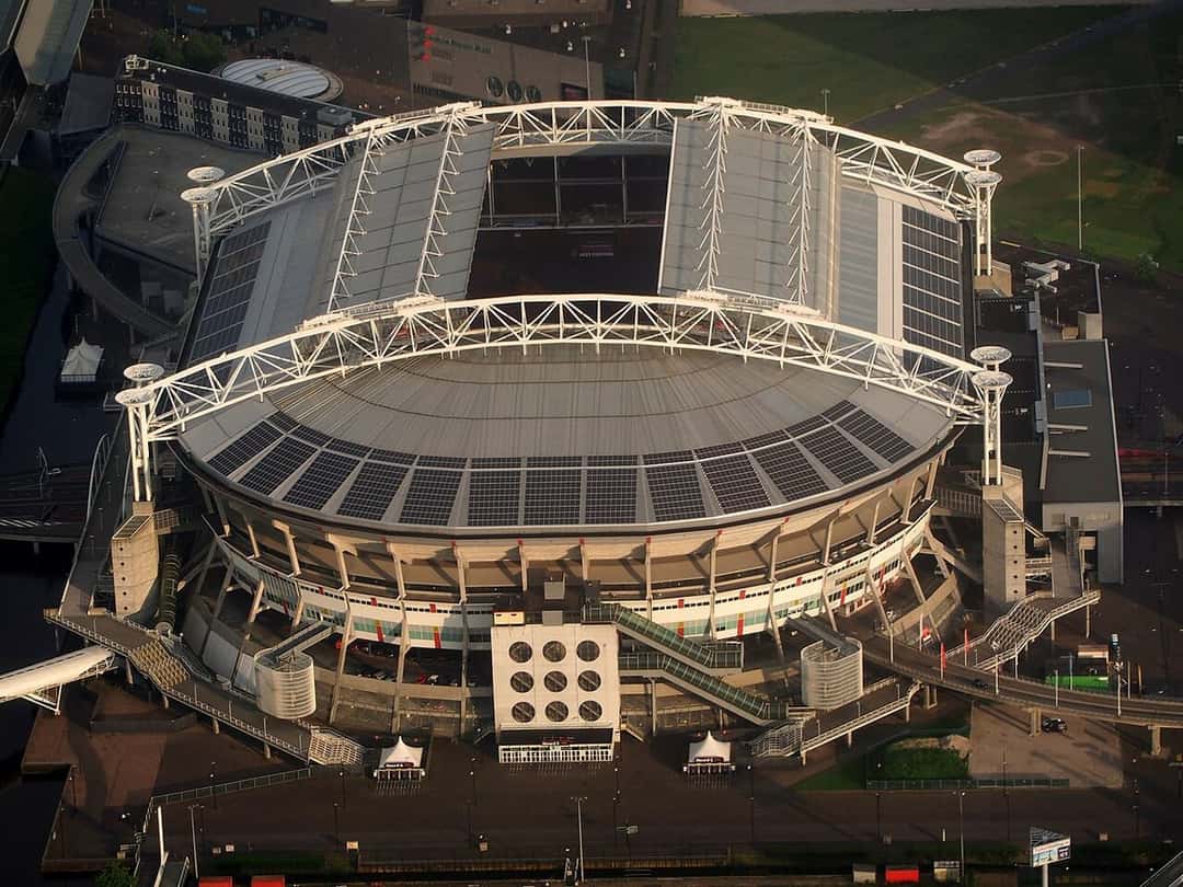 Vista aérea del Johan Cruyff Arena, el estadio del Ajax en Ámsterdam, con su techo y su estructura de arcos blancos; foto de archivo de junio de 2014 (foto: Alf van Beem, Wikimedia Commons, dominio público, CC0)